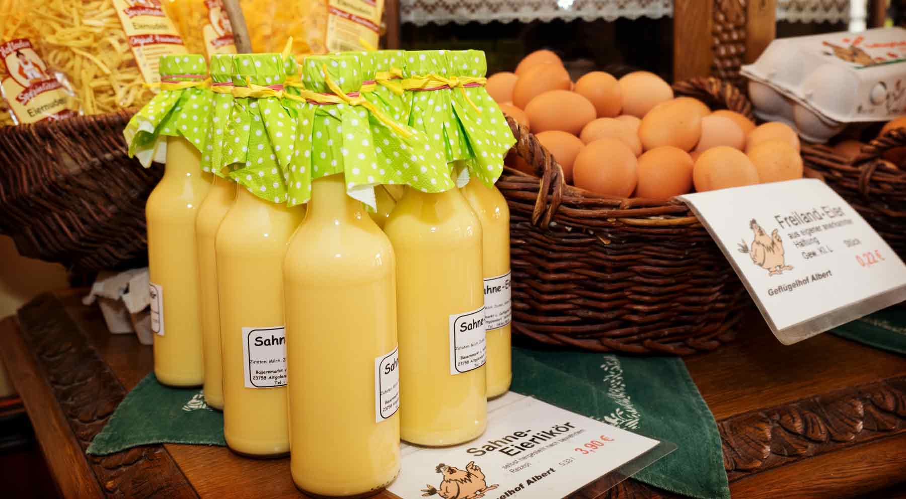 täglich frischen Eier, aber auch Geflügelfleisch, Wurst, goldgelbe Kartoffeln erhalten Sie in unserem Hofladen...